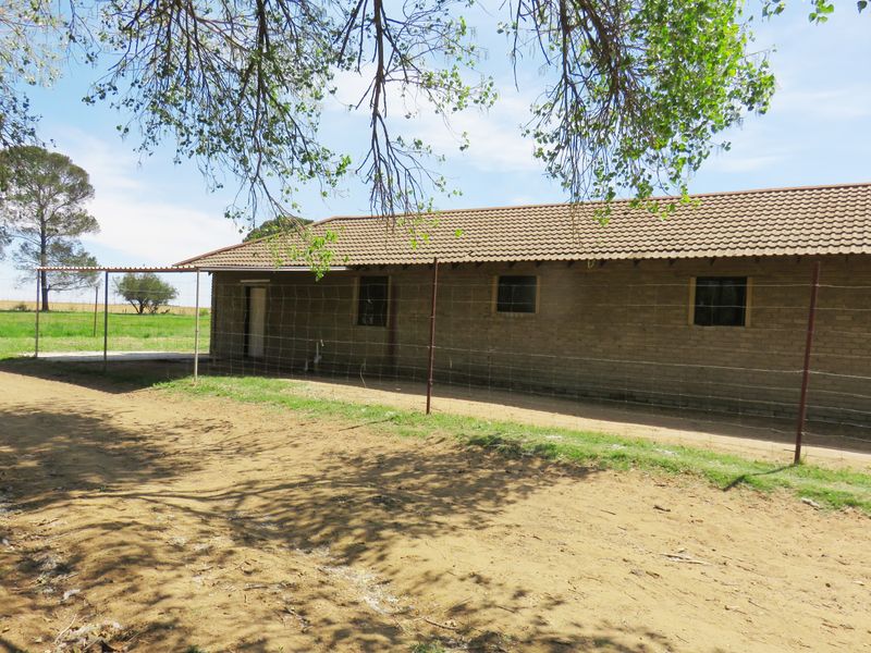 Farm House to rent between Lethabo Power Station and Groenpunt,   off R716 road - Photo 2