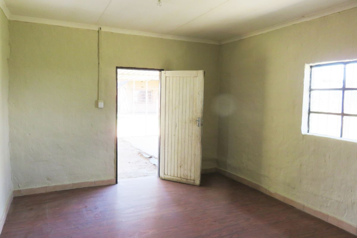Farm House to rent between Lethabo Power Station and Groenpunt,   off R716 road - Photo 5