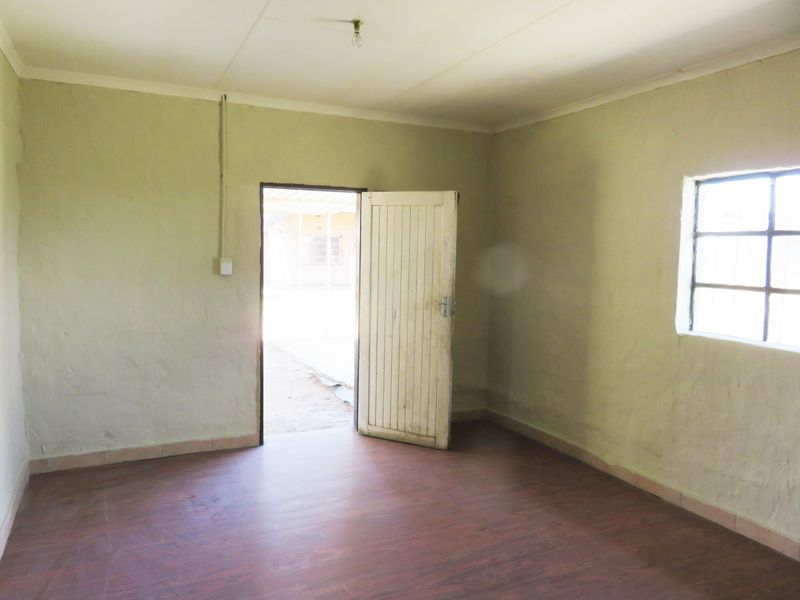 Farm House to rent between Lethabo Power Station and Groenpunt,   off R716 road - Photo 5