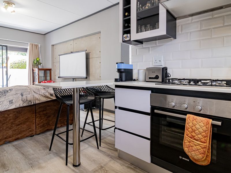 Ultra modern, pet friendly, 3 bed, 2 bath 2nd  floor unit available 1 June 2026! - Photo 8