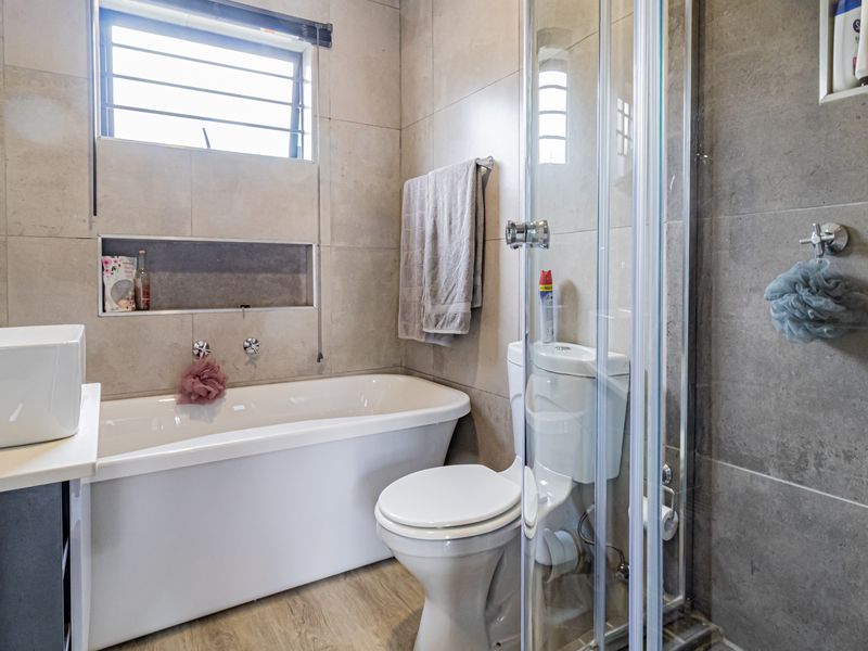 Ultra modern, pet friendly, 3 bed, 2 bath 2nd  floor unit available 1 June 2026! - Photo 2