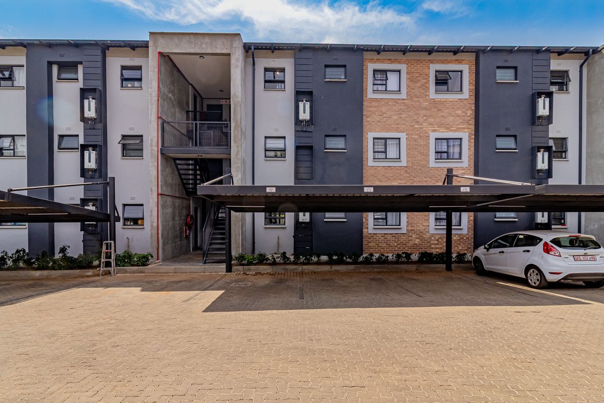 Ultra modern, pet friendly, 3 bed, 2 bath 2nd  floor unit available 1 June 2026! - Photo 3