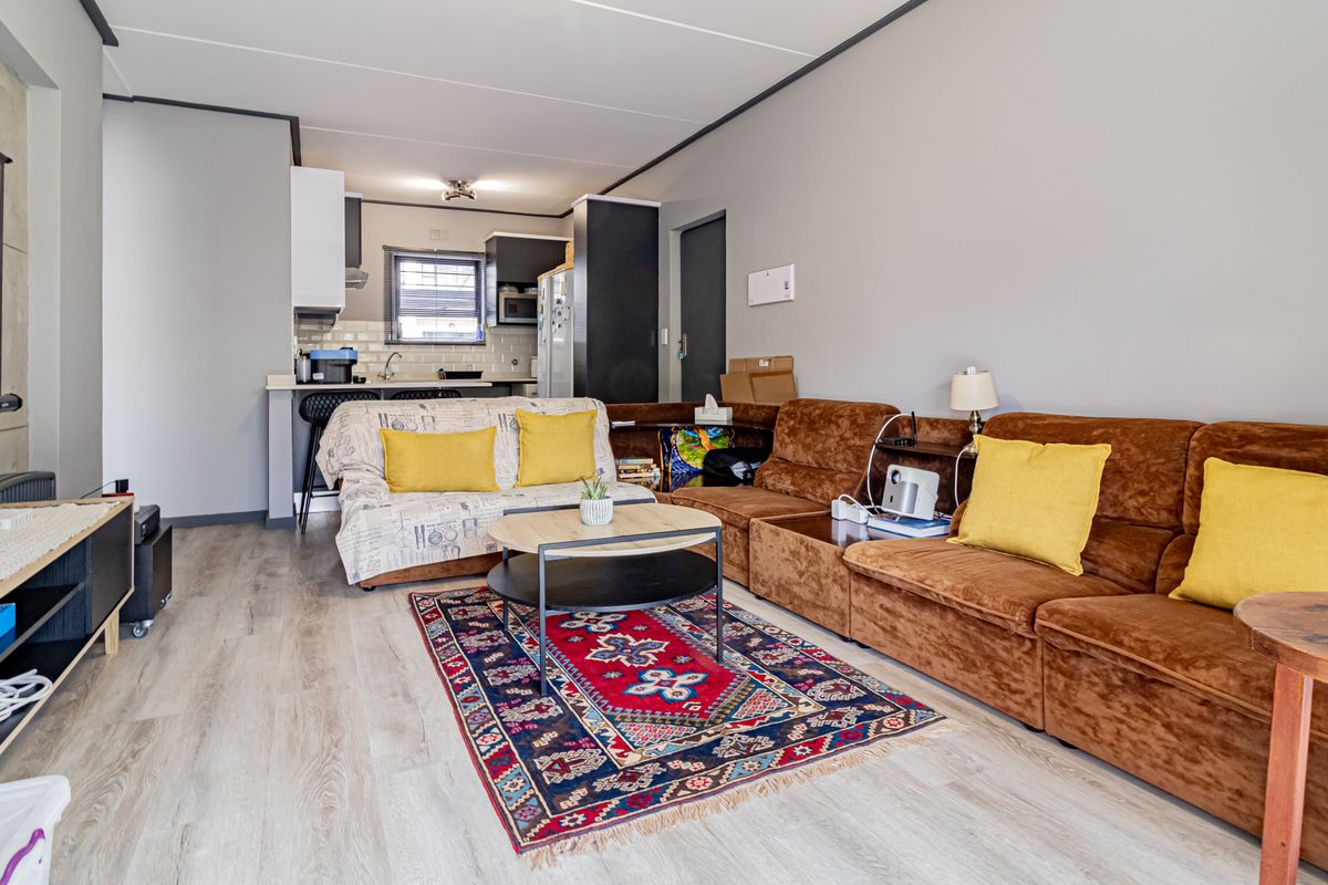 Ultra modern, pet friendly, 3 bed, 2 bath 2nd  floor unit available 1 June 2026! - Photo 4