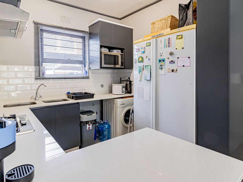 Ultra modern, pet friendly, 3 bed, 2 bath 2nd  floor unit available 1 June 2026! - Photo 6