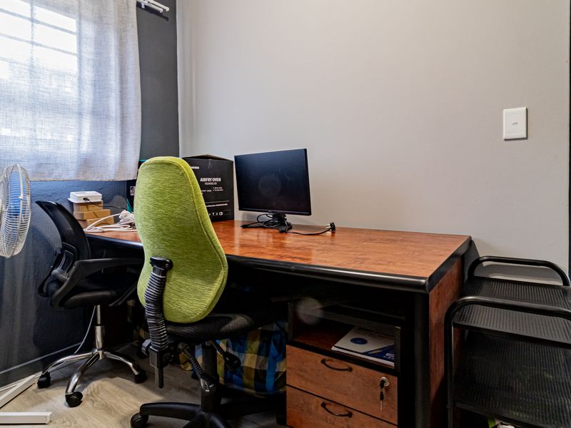 Ultra modern, pet friendly, 3 bed, 2 bath 2nd  floor unit available 1 June 2026! - Photo 9