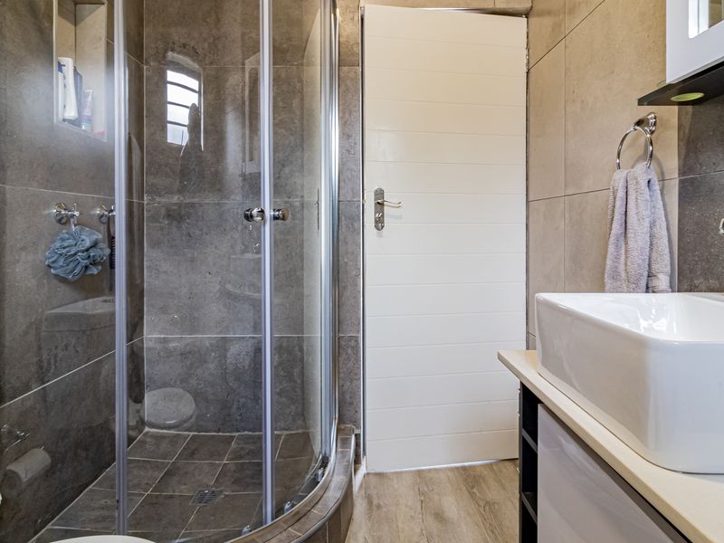 Ultra modern, pet friendly, 3 bed, 2 bath 2nd  floor unit available 1 June 2026! - Photo 10