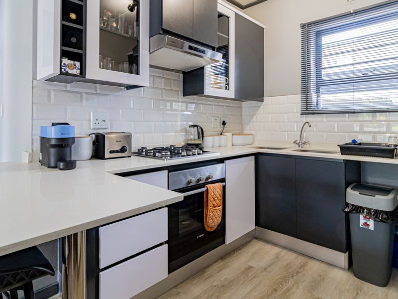 Ultra modern, pet friendly, 3 bed, 2 bath 2nd  floor unit available 1 June 2026! - Photo 1