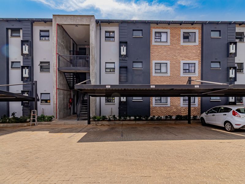 Ultra modern,  3 bed, 2 bath 2nd  floor unit available 1 July 2026! - Photo 1