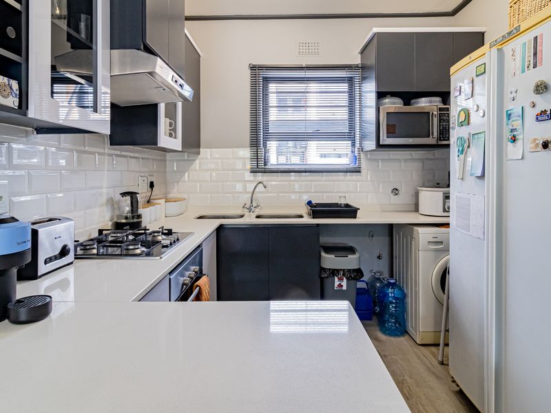 Ultra modern,  3 bed, 2 bath 2nd  floor unit available 1 July 2026! - Photo 7
