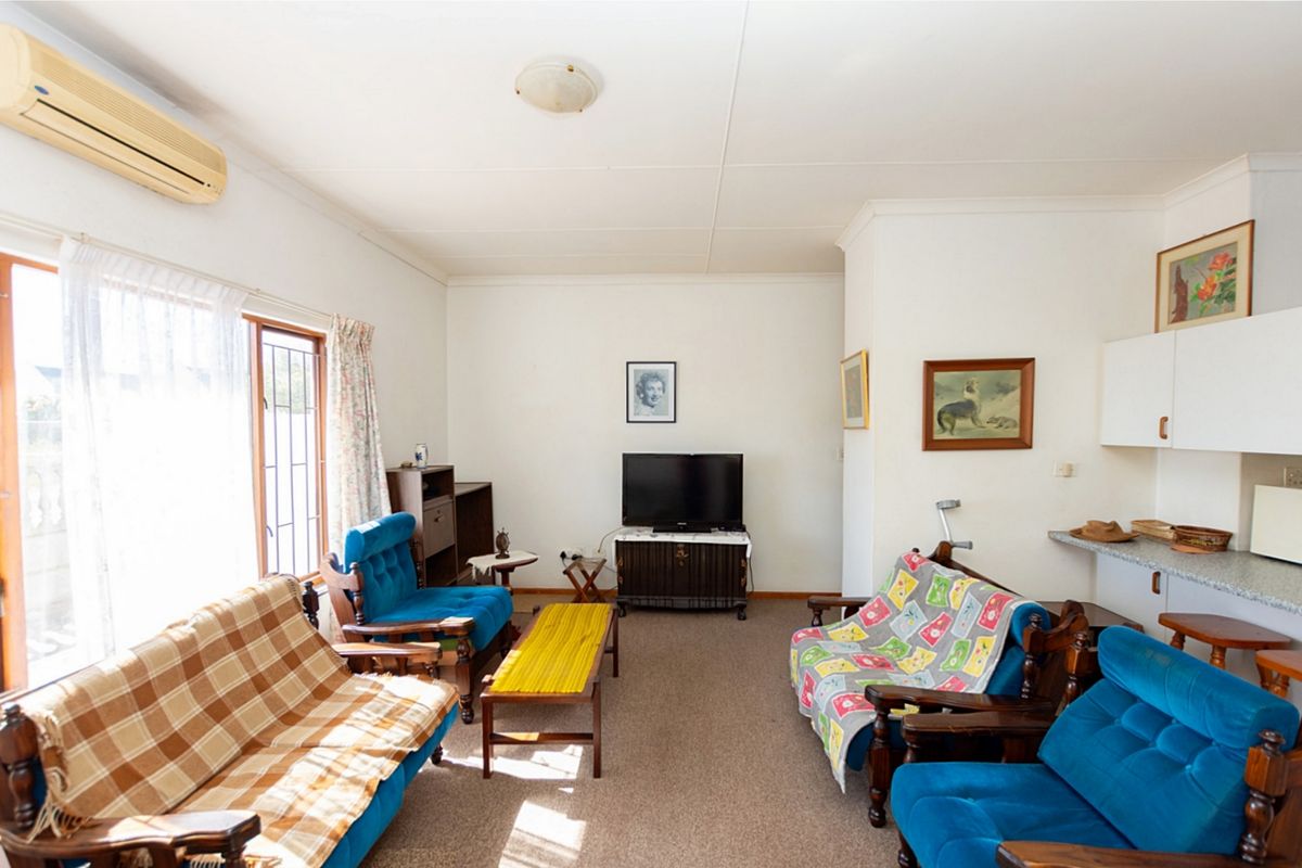 2 Bedroom home in walking distance to the new mall. - Photo 4