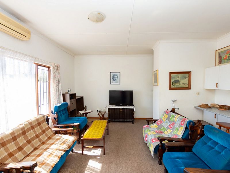 2 Bedroom home in walking distance to the new mall. - Photo 4