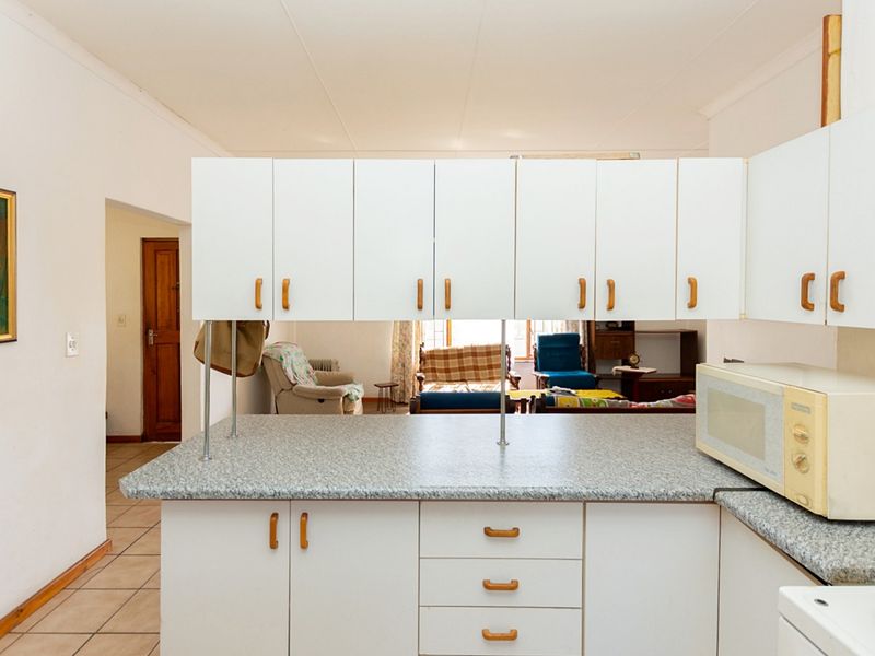 2 Bedroom home in walking distance to the new mall. - Photo 7