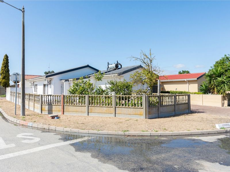 2 Bedroom home in walking distance to the new mall. - Photo 2