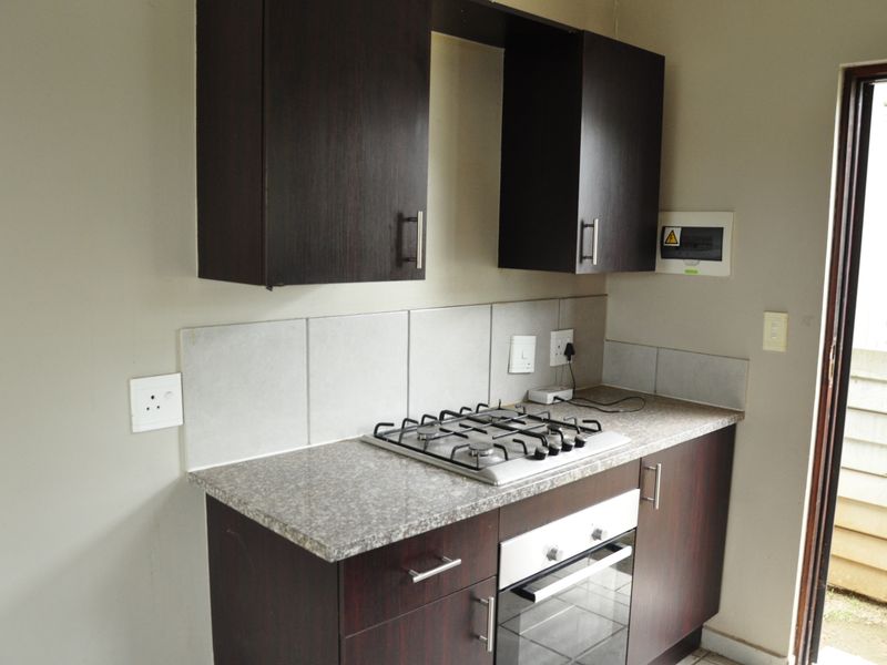 Charming 3-Bed, 2-Bath corner duplex in Summerset Place/Village ready for ownership. - Photo 2