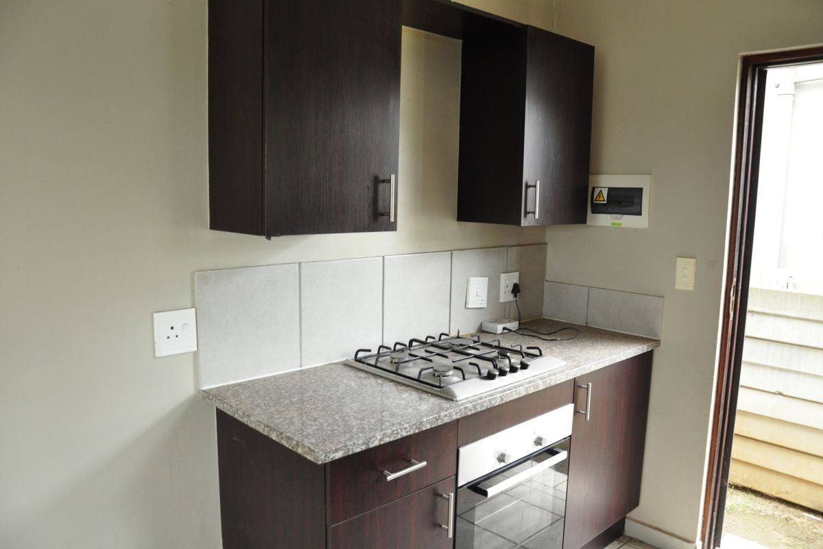 Charming 3-Bed, 2-Bath corner duplex in Summerset Place/Village ready for ownership. - Photo 2