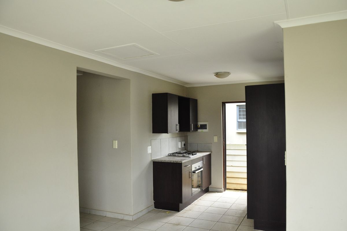 Charming 3-Bed, 2-Bath corner duplex in Summerset Place/Village ready for ownership. - Photo 5