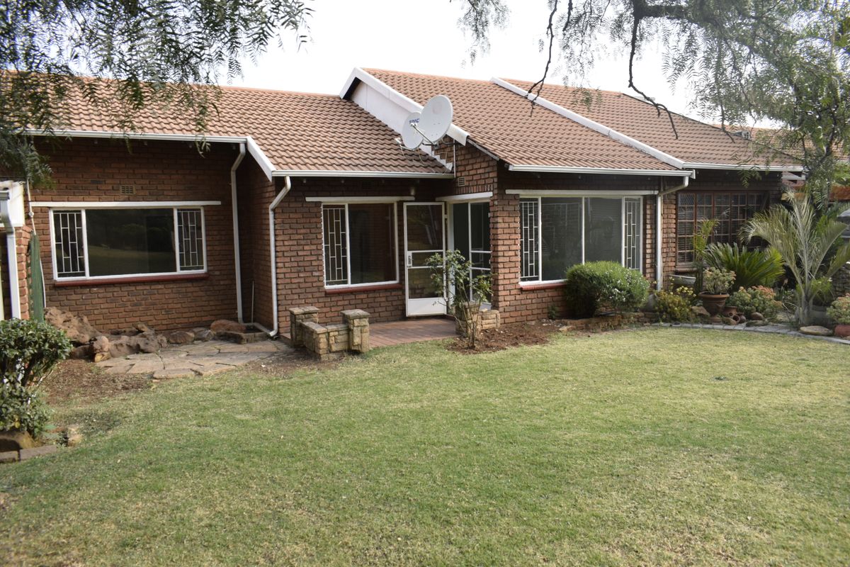 Simplex, pet friendly townhouse for sale in Boksburg South - Photo 5