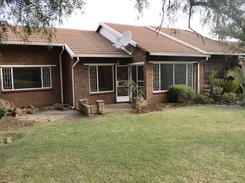 Simplex, pet friendly townhouse for sale in Boksburg South - Photo 5