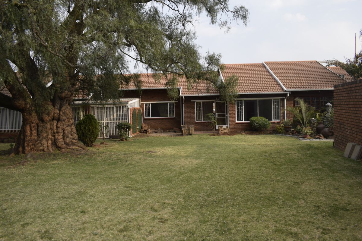 Simplex, pet friendly townhouse for sale in Boksburg South - Photo 4