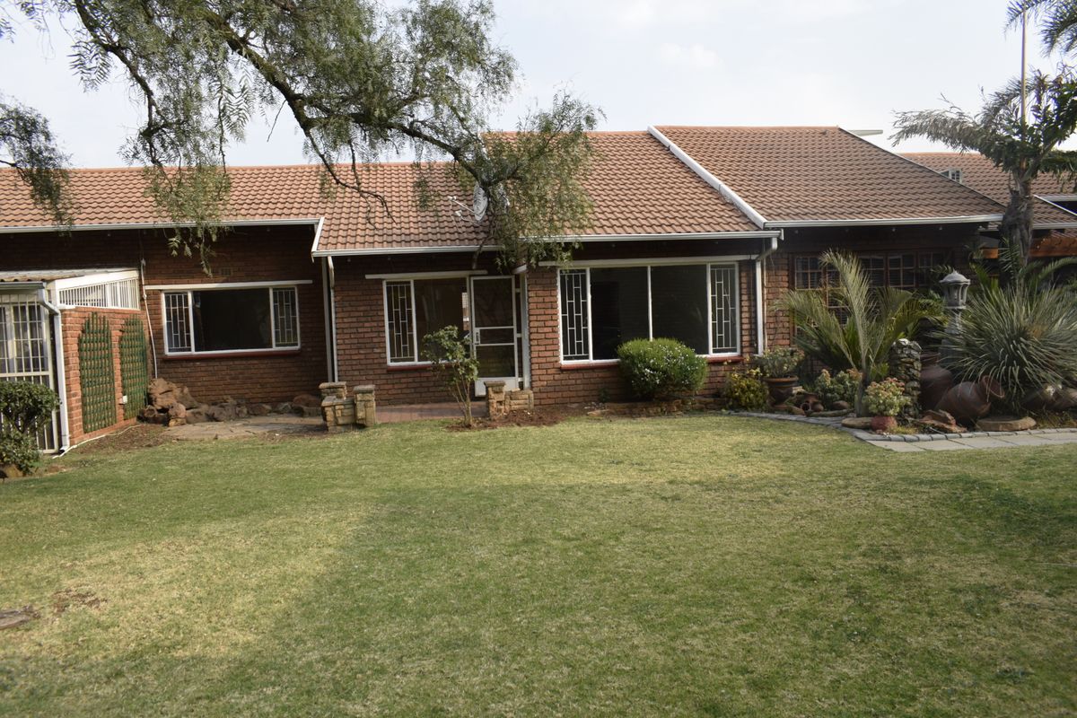 Simplex, pet friendly townhouse for sale in Boksburg South - Photo 2
