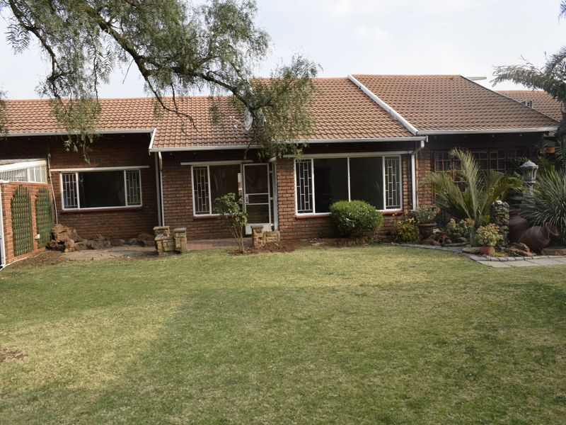 Simplex, pet friendly townhouse for sale in Boksburg South - Photo 2