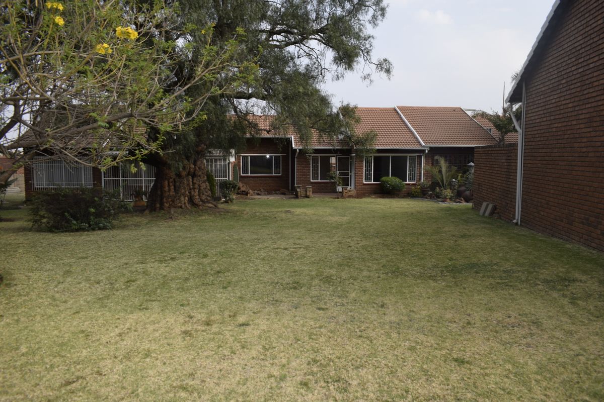 Simplex, pet friendly townhouse for sale in Boksburg South - Photo 3
