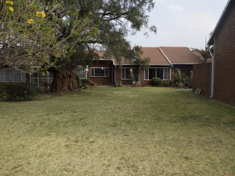 Simplex, pet friendly townhouse for sale in Boksburg South - Photo 3