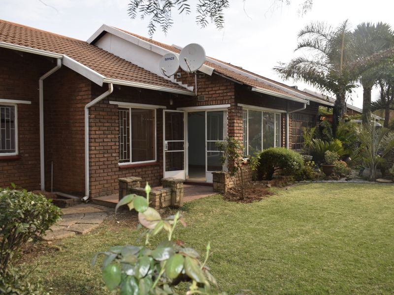 Simplex, pet friendly townhouse for sale in Boksburg South - Photo 1