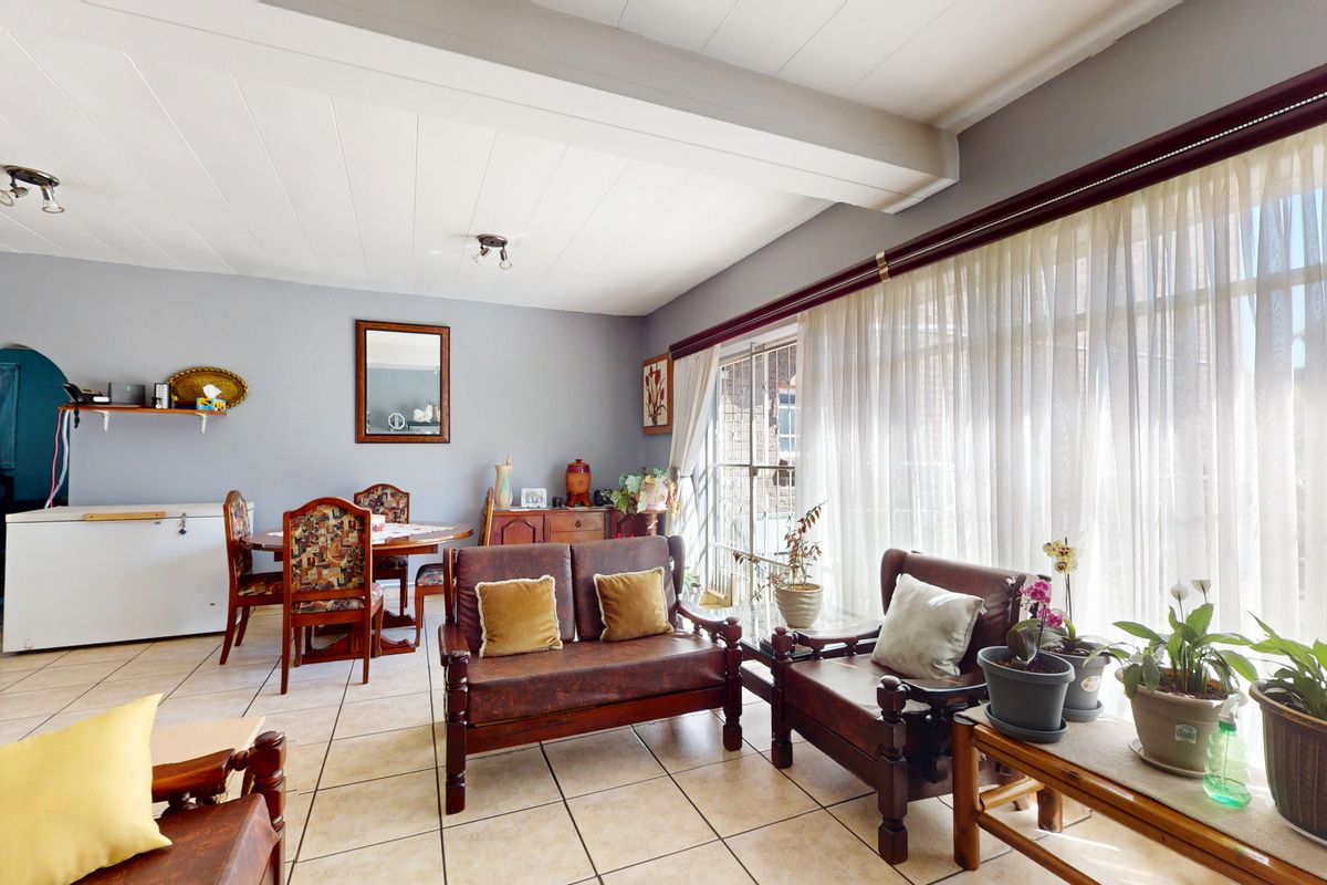 Move in and stay gem with full solar - Photo 5