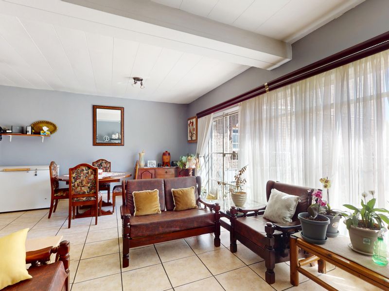 Move in and stay gem with full solar - Photo 5