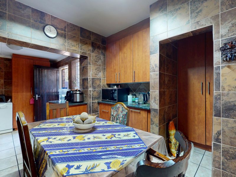 Move in and stay gem with full solar - Photo 10