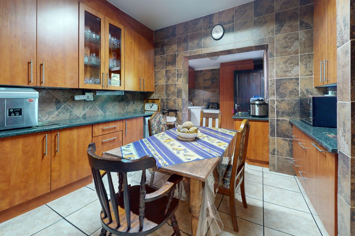 Move in and stay gem with full solar - Photo 2