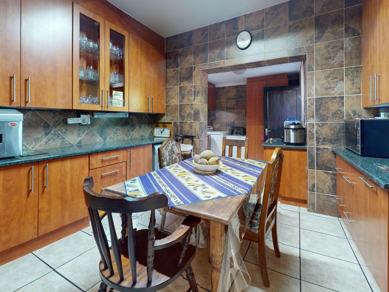 Move in and stay gem with full solar - Photo 2