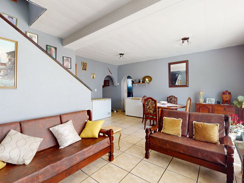 Move in and stay gem with full solar - Photo 6