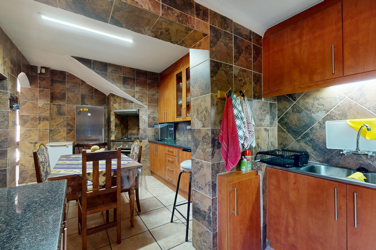 Move in and stay gem with full solar - Photo 3