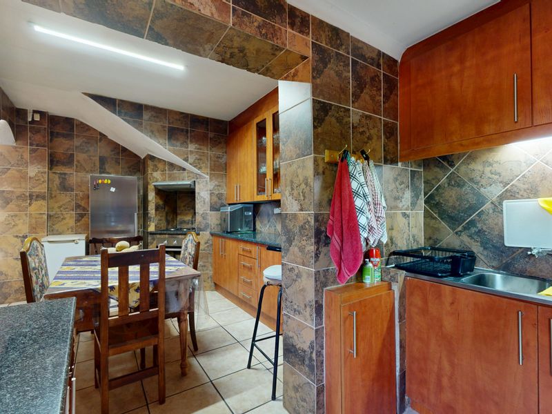 Move in and stay gem with full solar - Photo 3