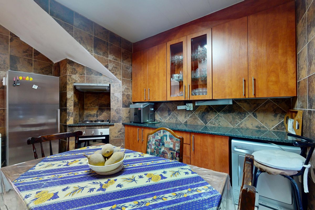 Move in and stay gem with full solar - Photo 4