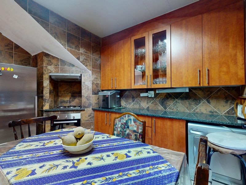 Move in and stay gem with full solar - Photo 4