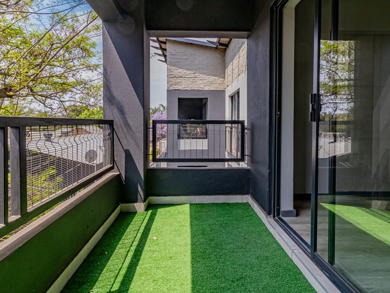 Clean, shining and bright and brand new!!! - Photo 2