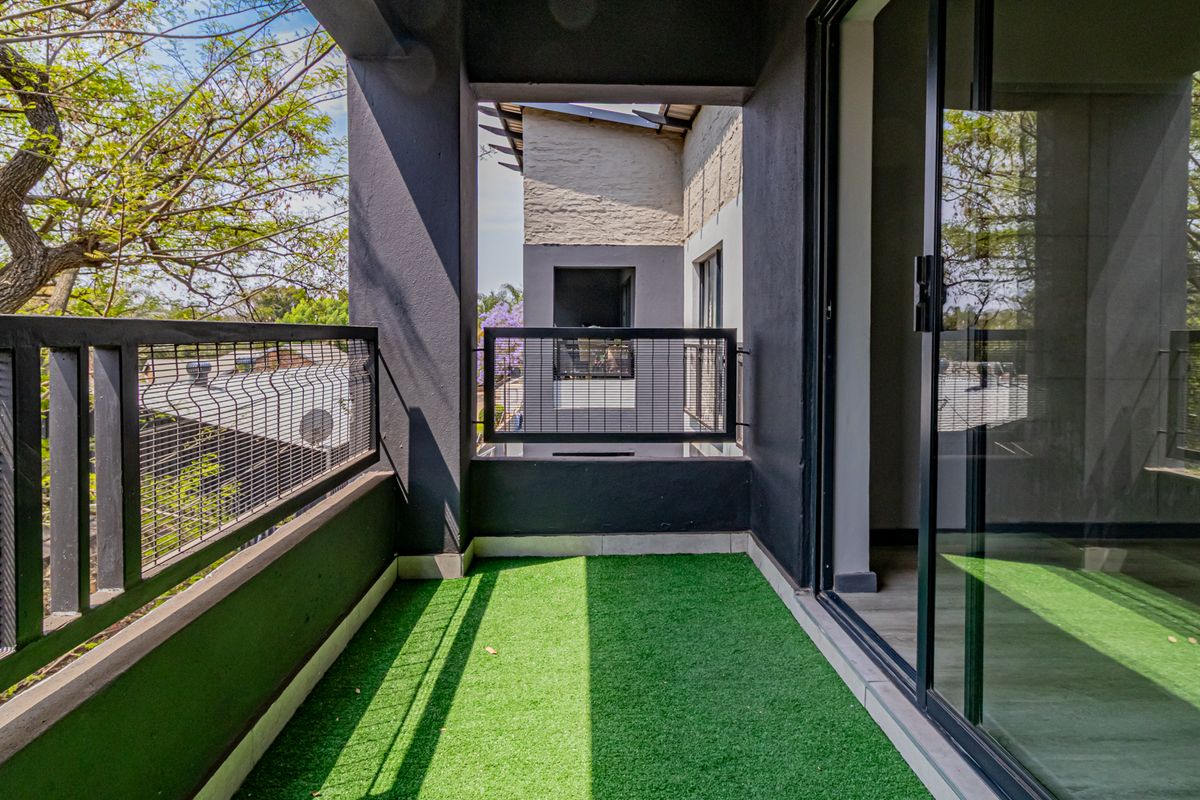 Clean, shining and bright and brand new!!! - Photo 2