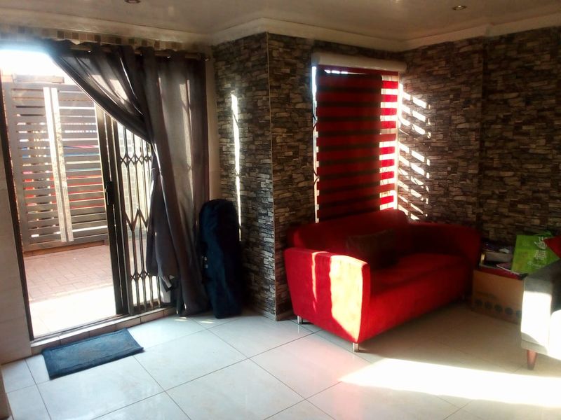 Spacious 2 bedroom house for sale in Tokoza - Photo 2