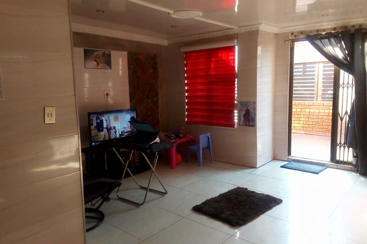 Spacious 2 bedroom house for sale in Tokoza - Photo 5