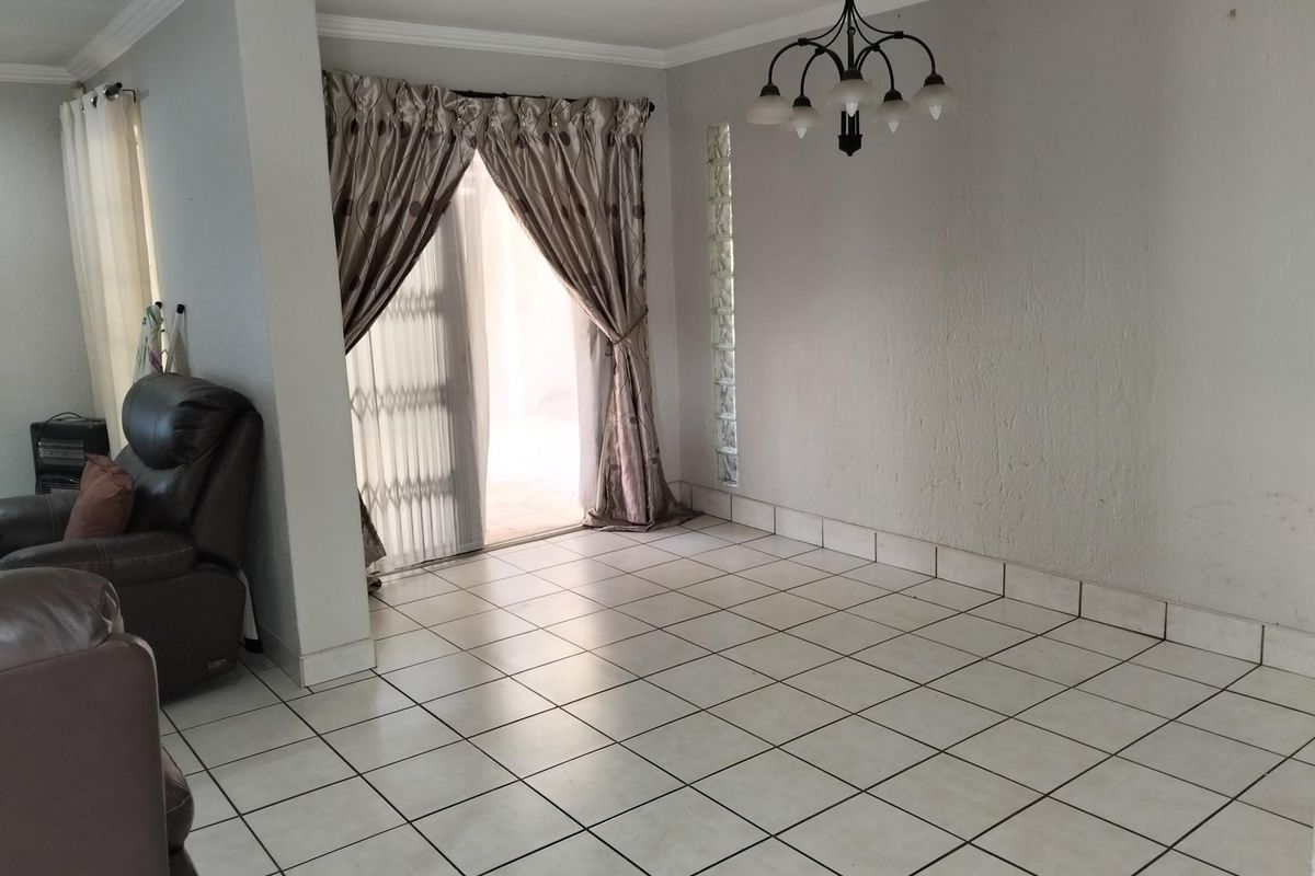 Spacious 3 bedroom freestanding duet. - Photo 5