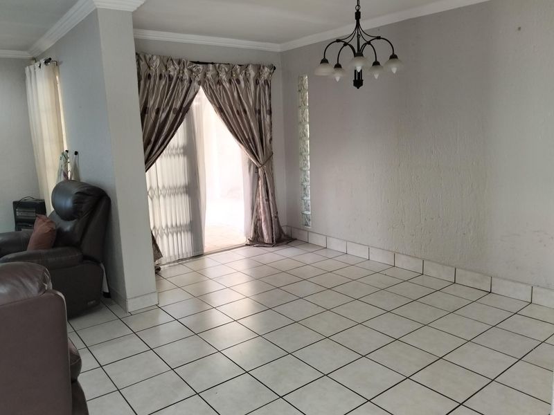 Spacious 3 bedroom freestanding duet. - Photo 5