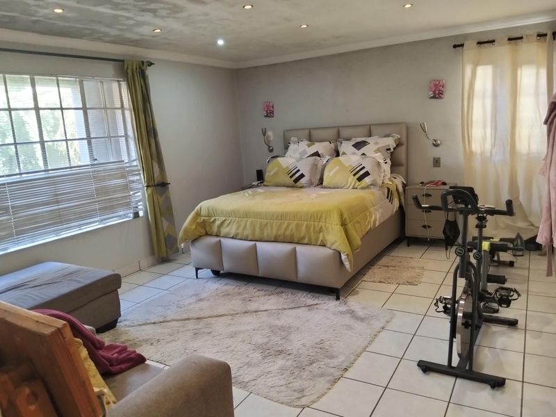 Spacious 3 bedroom freestanding duet. - Photo 10