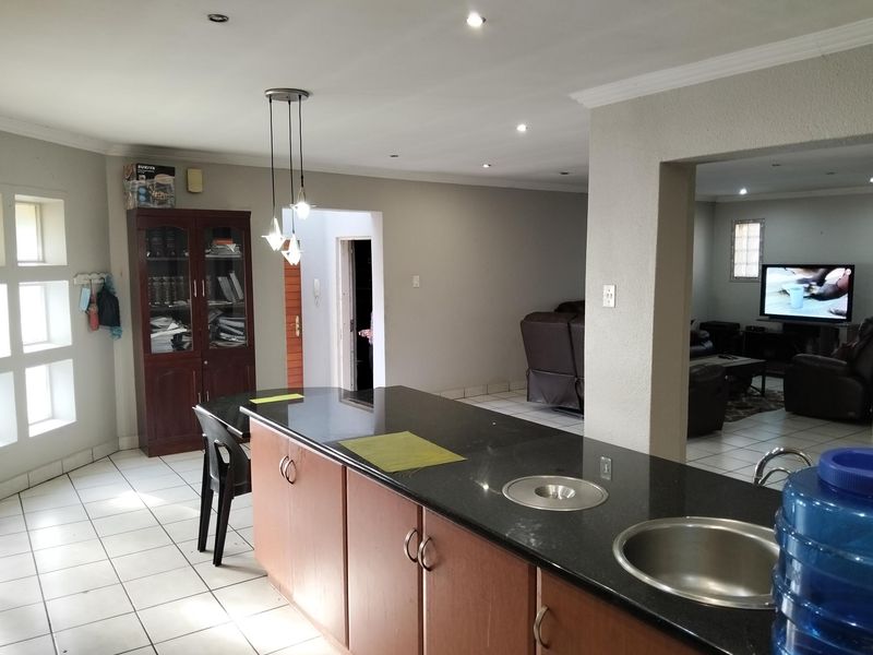 Spacious 3 bedroom freestanding duet. - Photo 9