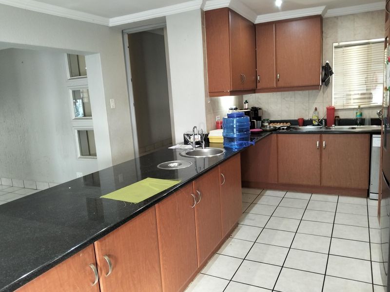 Spacious 3 bedroom freestanding duet. - Photo 8