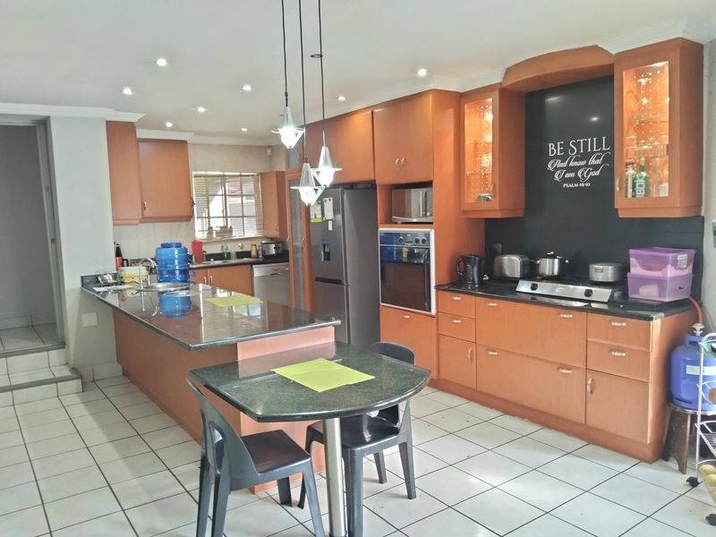 Spacious 3 bedroom freestanding duet. - Photo 7