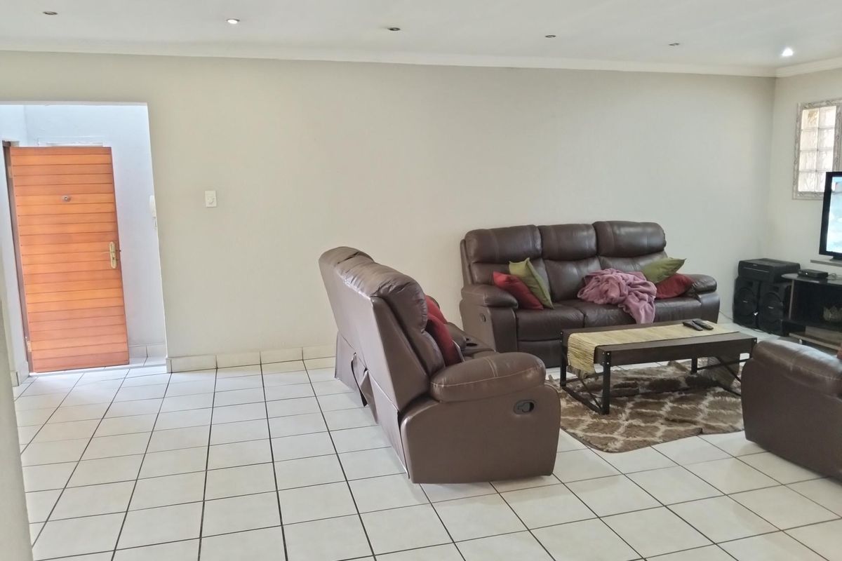 Spacious 3 bedroom freestanding duet. - Photo 4