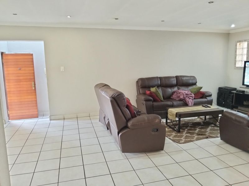 Spacious 3 bedroom freestanding duet. - Photo 4